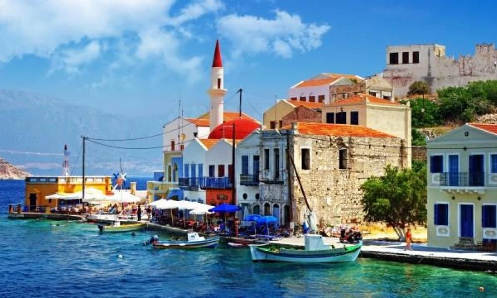 Forbes: Οι Αμερικανοί τουρίστες προτιμούν την Ελλάδα για τις διακοπές τους